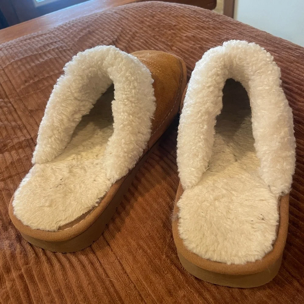 Ariat Tan Suede Mules with White Fur Lining - Picture 3 of 5